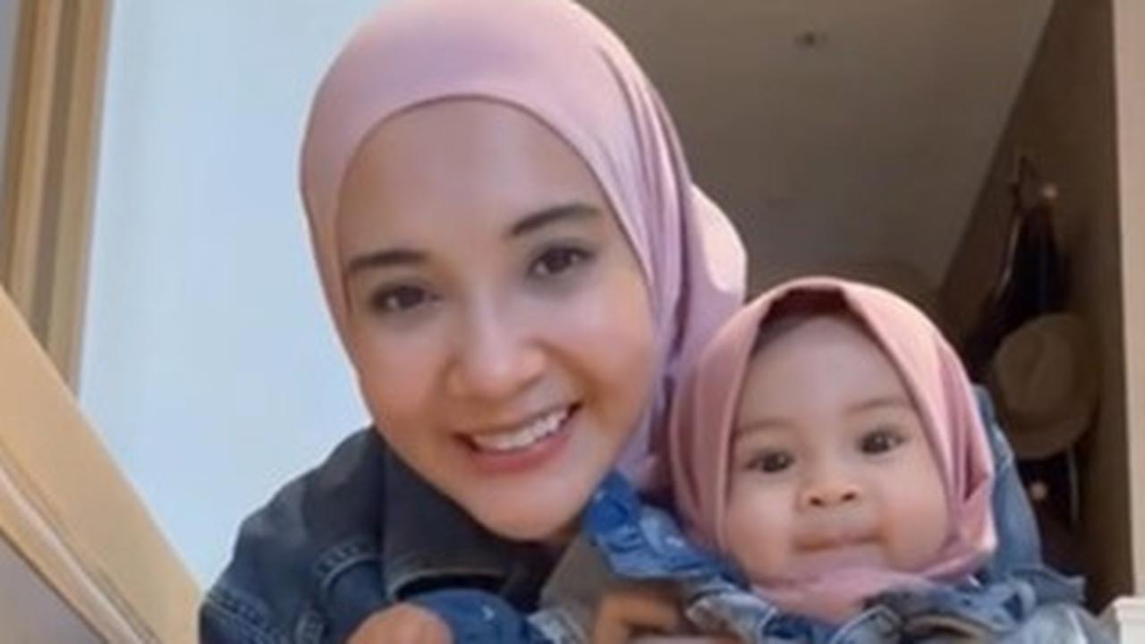 Gemasnya Baby Humaira Anak Irwansyah Berhijab, Pakai Outfit Senada dengan Zaskia Sungkar