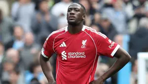 Reaksi bek Liverpool Prancis #05 Ibrahima Konate atas kekalahan mereka di lapangan setelah pertandingan sepak bola perempat final Piala FA Inggris antara Manchester City dan Liverpool di Stadion Etihad di Manchester, barat laut Inggris, pada 4 April 2026. City memenangkan pertandingan tersebut 4-0. (Darren Staples/AFP)