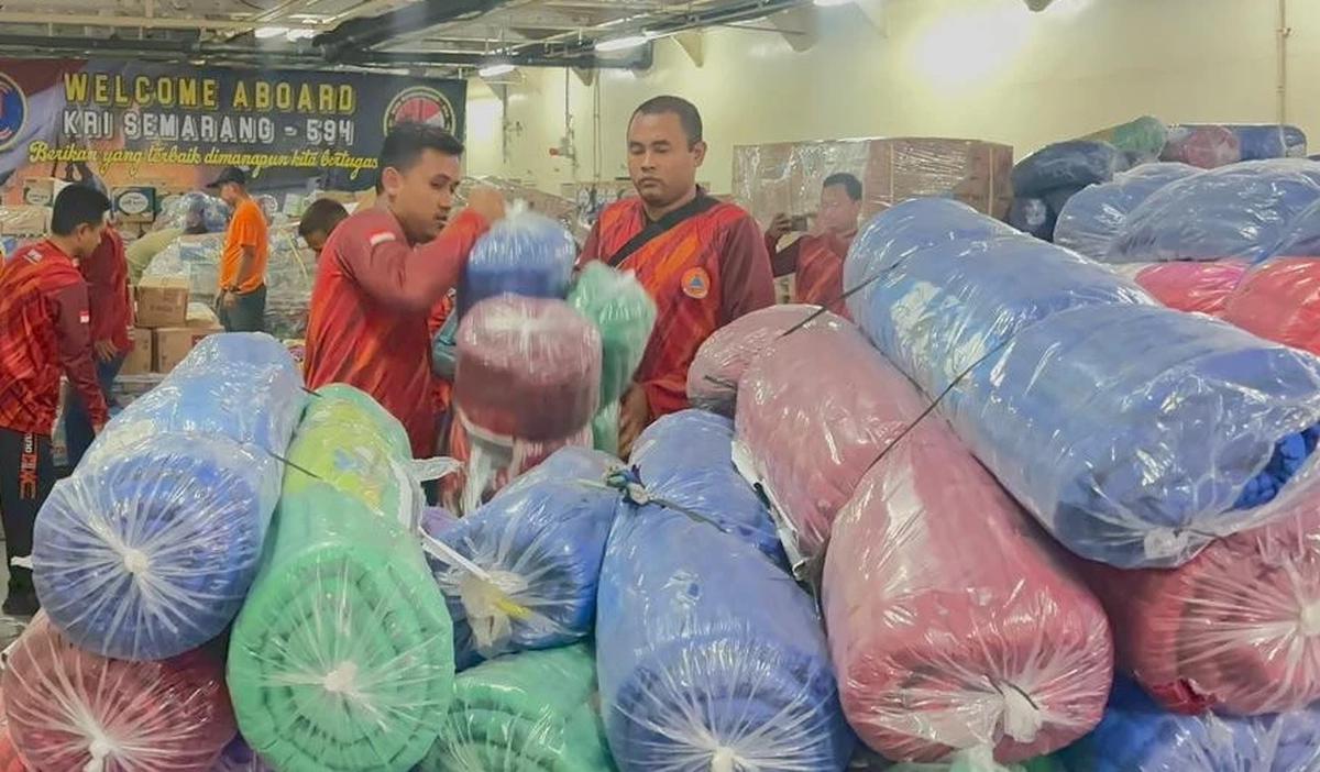 FOTO: KRI Semarang Angkut Bantuan untuk Korban Bencana di Sumatera