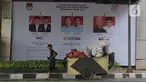 Poster sosialisasi visi misi Calon Presiden dan Calon Wakil Presiden pada Pemilu 2024 terpampang di Perempatan Kuningan-Mampang, Jakarta, Senin (8/1/2024). (merdeka.com/Imam Buhori)