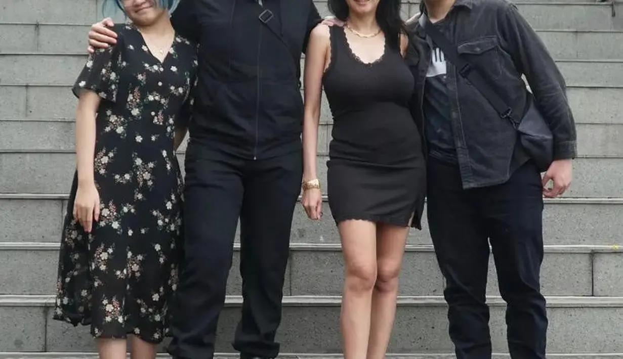 Well, itu dia potret Xakila dengan gaya rambut yang nyentrik. Bagaimana menurutmu, Sahabat Fimela? (Instagram/romyrafaelmind).