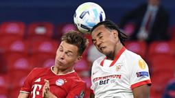 Jules Koundé (kanan) merupakan pemain Sevilla yang sedang naik daun akhir-akhir ini. Ia menjadi pemain incaran klub-klub top Eropa, salah satunya Chelsea. Di level timnas, ia berhasil mengoleksi 5 caps bersama Prancis di umurnya yang masih menginjak 23 tahun. (AFP/Tibor Illyes)