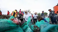 Sungai Watch bersama Bupati Banyuwangi Ipuk Fiestiandani membersihkan sampah Ptai Teratas (Istimewa)