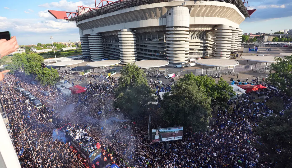 Suka cita mewarnai perayaan juara Inter Milan pada musim ini di Stadion Giuseppe Meaza, Milan, Italia, Minggu (17/05/2026) waktu setempat. (AP Photo/Luca Bruno)