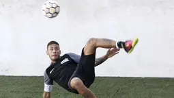 Neymar saat melakukan tedangan salto pada laga sepak bola mini yang merupakan bagian dari  Neymar Junior Institute project di  Praia Grande, Sao Paulo, Brasil, (9/7/2016). (AFP/Miguel Schincariol)