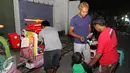 Buntut berhentinya kompetisi laga sepakbola di Indonesia menyebabkan sejumlah para pemain sepakbola mencari alternatif untuk bertahan hidup. Seperti kiper Pusamania Borneo FC, Galih Sudaryono yang menekuni usaha odong-odong. (Liputan6.com/Reza Kuncoro)
