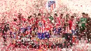 Pemain Atletico Madrid merayakan kemenangannya saat menjadi juara Liga Europa usai mengalahkan Marseille di Stade de Lyon, Prancis (16/5). Atletico Madrid berhasil menjadi juara usai mengalahkan Marseille di laga final. (AP Photo / Thibault Camus)