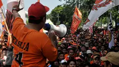 Ratusan Suporter Persija Jakarta Jakmania melakukan aksi unjukrasa di depan Kantor Kementerian Pemuda dan Olahraga, Jakarta, Selasa (11/8/2015). Mereka meminta Surat Keputusan (SK) Menpora terkait pembekuan PSSI dicabut.(Liputan6.com/JohanTallo)