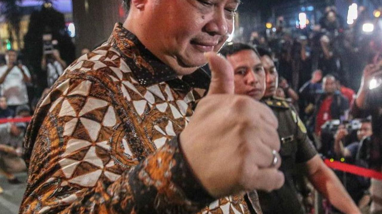 Menko Perekonomian Airlangga Hartarto juga tampak sempat memberikan jempol usai menjalani pemeriksaan di Gedung Bundar, Kejaksaan Agung, Jakarta, Senin (24/7/2023).
( Liputan6.com/Faizal Fanani )