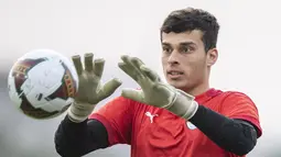 Penjaga gawang Mesir Mahmoud Gad menangkap bola selama sesi latihan di stadion Olembe di Yaounde (1/2/2022). Mesir akan bertanding melawan Kamerun pada babak semifinal Piala Afrika (CAN) 2021. (AFP/Charly Triballaeau)