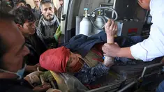 Tim medis dibantu warga memberikan pertolongan kepada wanita korban serangan bom bunuh diri di Kabul, Afghanistan (28/12). Ledakan tersebut menewaskan puluhan orang. Dilaporkan bahwa kebanyakan korban ledakan adalah pelajar. (AP Photo / Rahmat Gul)
