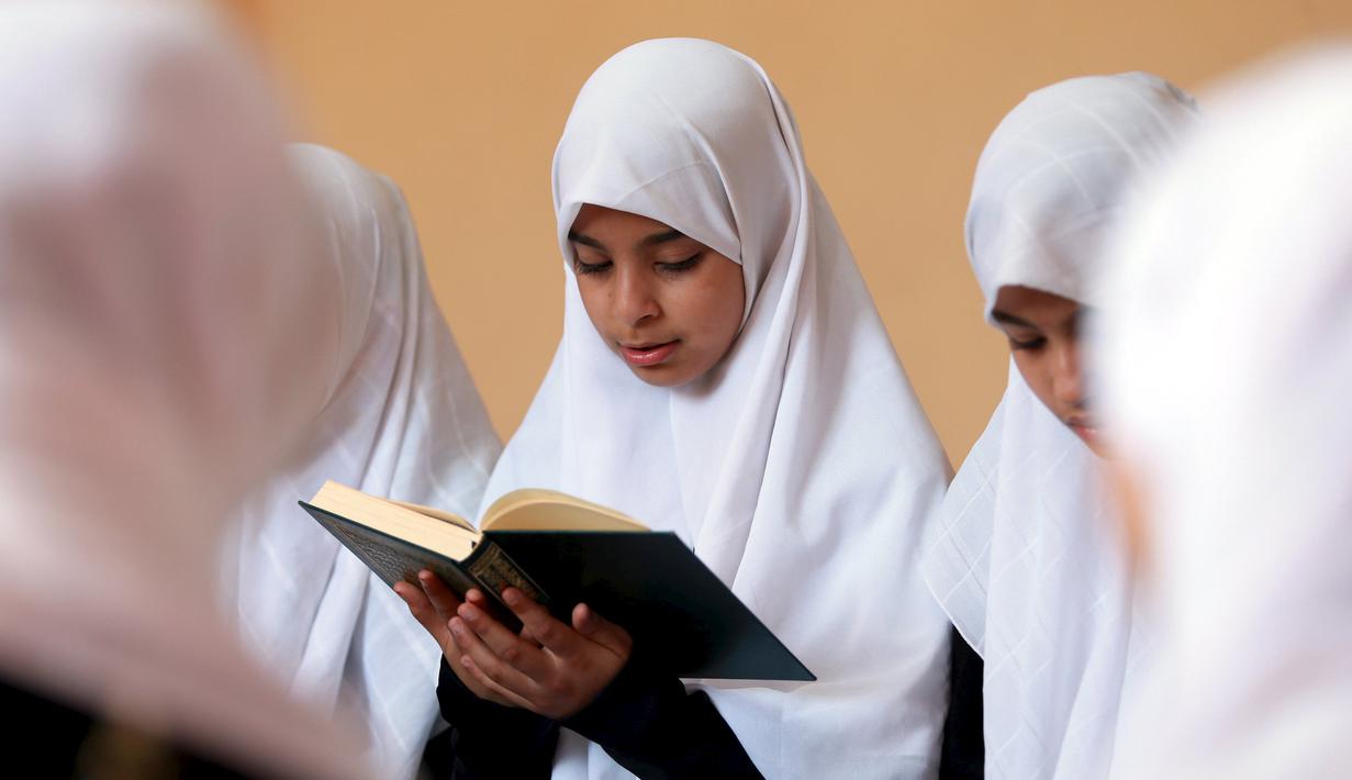 Sejumlah murid saat tengah membaca kitab suci Alquran saat bulan suci Ramadan di sebuah sekolah di Benghazi, Libya, 5 Juli 2015. (REUTERS/Esam Al - Omran Fetori)