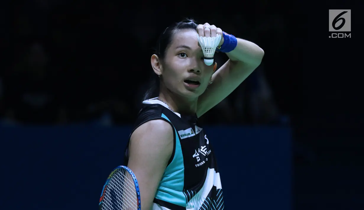 Tunggal putri Taiwan, Tai Tzu Ying saat melawan pebulu tangkis China, Chen Yufei saat Final Indonesia Open 2018 di Istora GBK, Jakarta, Minggu (8/7). Tai Tzu Ying menang 21-23 21-15 21-9. (Liputan6.com/Helmi Fithriansyah)
