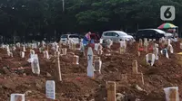 Suasana makam jenazah Covid-19 di TPU Tegal Alur, Jakarta, Minggu (3/12/2021). Pada peringkat kedua kasus harian tertinggi adalah Jawa Barat dengan total 1.167 kasus. (Liputan6.com/Angga Yuniar)