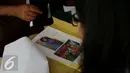 Tim DVI Pus Dokkes Mabes Polri mengecek dokumen keluarga korban kecelakaan Pesawat herkules C - 130, Medan, Jumat (3/7/2015). 49 jenazah sampai saat ini belum teridentifikasi, karena kondisi jenazah sulit di kenali. (Liputan6.com/Johan Tallo)