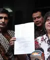 Merasa dirugikan oleh pembajak, Falcon melaporkan dua orang yang diduga melakukan pembajakan. Eksekutif produser Falcon Pictures, HB Naveen didampingi kuasa hukumnya melaporkan oknum yang melakukan live streaming tersebut. (Deki Prayoga/Bintang.com)