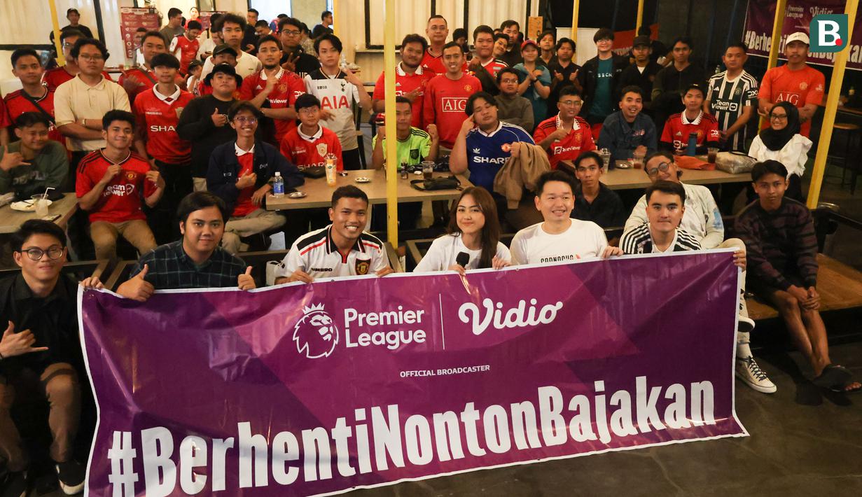 Eks personil JKT48, Sisca Saras dan anggota IndoManutd berfoto bersama setelah acara Roaring Night antara Manchester United melawan West Ham di Pitch 98, Kemang, Jakarta, Minggu (04/02/2024) malam WIB. (Bola.com/Abdul Aziz)