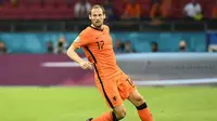 Pemain Belanda, Daley Blind, saat bermain menghadapi Ukraina pada laga fase grup Euro 2020, di Stadion Johan Cruyff Arena, Senin (14/6/2021) dini hari WIB. (AFP/Piroschka Van De Wouw)