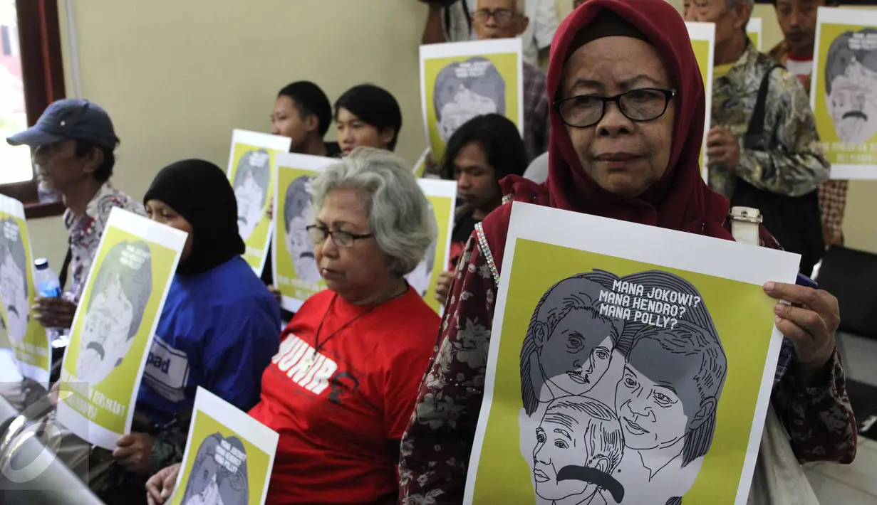 Aktivis Komite Aksi Solidaritas Untuk Munir (Kasum) membawa poster saat sidang pembacaan putusan di PTUN Jakarta Timur, Rabu (29/7). Majelis hakim menolak gugatan yang diajukan LBH Jakarta atas pembebasan bersyarat Pollycarpus. (Liputan6.com/Helmi Afandi)