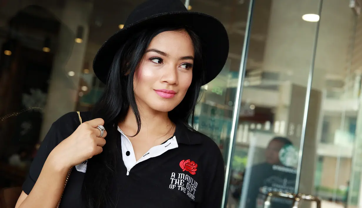 "Pengen banget tambah momongan, tapi berdoa berusaha tetep jalanin aktifitas seperti biasanya. kan kalau dulu sempet vakum berapa lama, sekarang mau lagi tapi bukan berarti vakum," ujar wanita 34 tahun ini. (Deki Prayoga/Bintang.com)