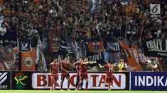 Pemain Persija merayakan gol yang dicetak Marko Simic (ketiga kiri) saat laga melawan PSMS di laga pertama semifinal Piala Presiden 2018 di Stadion Manahan, Solo, Jawa Tengah, Sabtu (10/2). Persija menang 4-1 atas PSMS. (Liputan6.com/Helmi Fithriansyah)