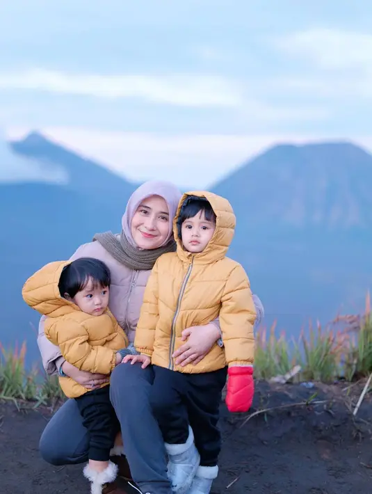 Bersama anak pertama dan keduanya, Ryana Dea tampil kompak dengan busana tebal agar tidak kedinginan di Gunung Bromo. Busana yang dikenakan kedua buah hatinya ini mirip sehingga terlihat semakin kompak. Sudah memiliki tiga buah hati, sosok Ryana Dea yang tetap tampil menawan banyak dipuji netizen. (Liputan6.com/IG/@ryana_dea)