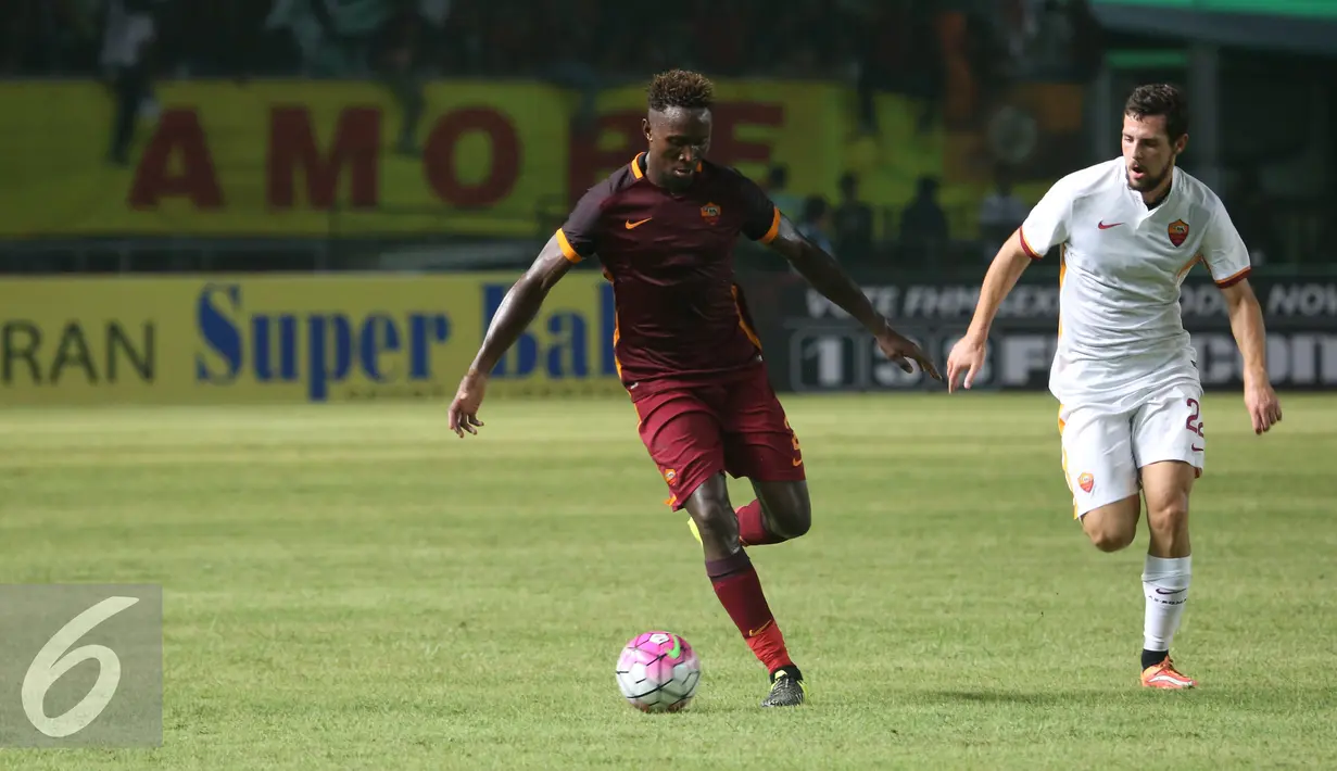 Meski hanya pertandingan internal AS Roma Tim Merah versus Tim Putih, penonton tetap antusias hingga akhir pertandingan, SUGBK, Jakarta, Sabtu (25/7/2015). (Liputan6.com/Herman Zakharia)