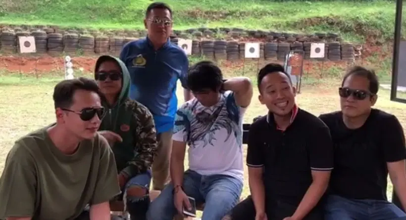 Andhika Pratama, Denny Cagur, Parto Patrio dan Gus Anom belajar menembak. (Instagram)