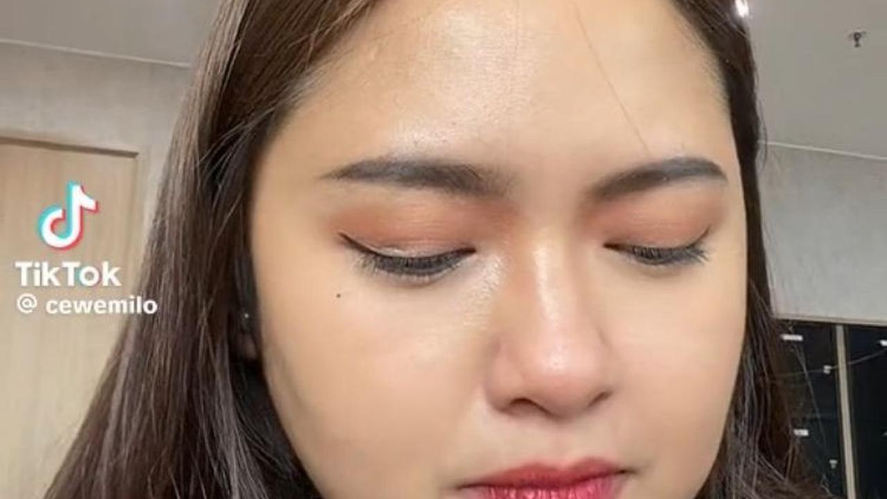 "Perkara ngadu ke mama, kasih tau kalo tiap bawa bekel orang kantor suka ngabisin makanan aku," tulisnya di awal video.