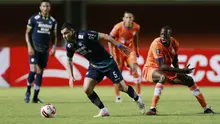 Gelandang Persib Bandung, Farshad Noor (kiri) berusaha melewati gelandang Persiraja Banda Aceh, Ousmane Fane dalam laga matchday ke-3 Grup D Piala Menpora 2021 di Stadion Maguwoharjo, Sleman, Jumat (2/4/2021) (Bola.com/M Iqbal Ichsan)