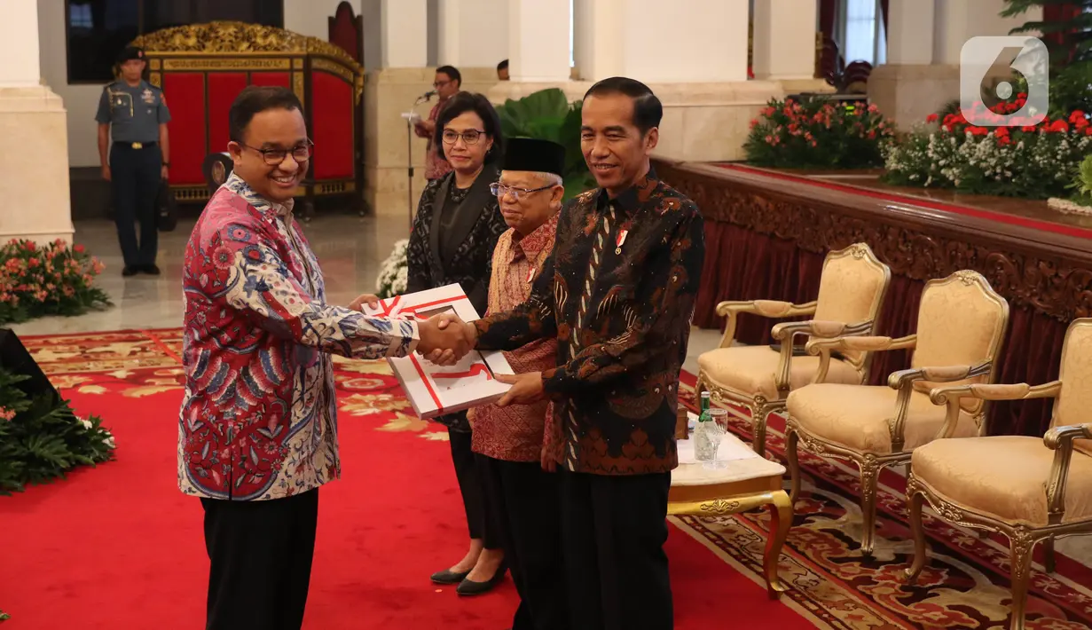 Presiden Jokowi didampingi Wakil Presiden Ma'ruf Amin dan Menkeu Sri Mulyani menyerahkan Daftar Isian Pelaksanaan Anggaran (DIPA) dan Daftar Alokasi Transfer Daerah serta Dana Desa Tahun 2020 kepada Gubernur DKI Jakarta Anies Baswedan di Istana Negara, Kamis (14/11/2019). (Liputan6.com/Angga Yuniar)