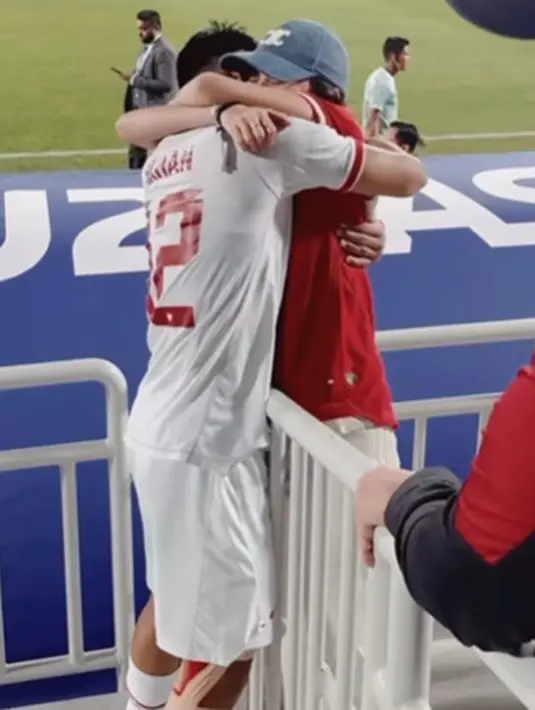 Bukan sekali ini saja Azizah Salsha terlihat setia mendampingi Arhan bertanding. Namun momen kemenangan Indonesia semalam juga membuahkan interaksi manis yang tertangkap kamera dari pasutri baru ini. [Foto: Instagram/azizahsalsha_]