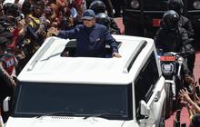 Berbeda Gaya Prabowo dan Gibran Menyapa Warga di Bundaran HI