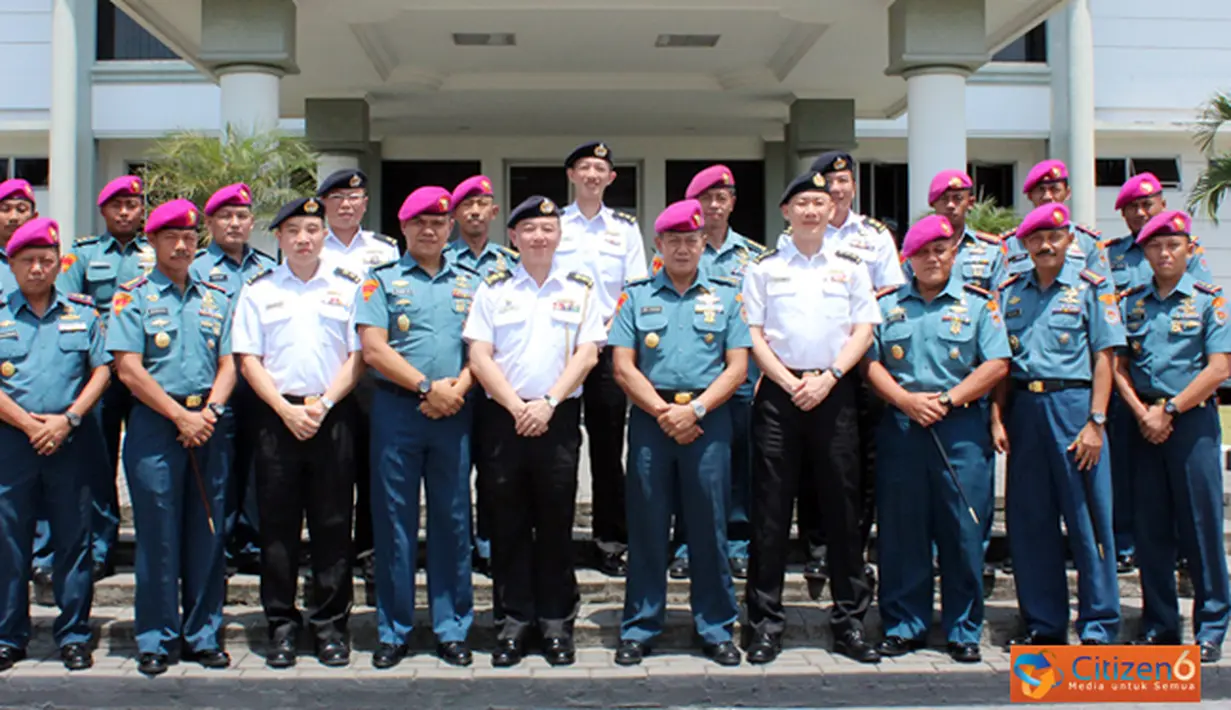 Citizen6, Sidoarjo: Selesai menyaksikan pemutaran film yang mengambarkan tentang struktur organisasi dan kiprah prajurit Marinir, acara di lanjutkan dengan pemberian cendramata serta foto bersama. (Pengirim: Budi Abdillah).