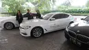 Tiga mobil mewah BMW seri 5 dan 7 yang dibuat untuk tamu terlihat saat peluncuran BMW Premium Shuttle Shangri-La Exclusive Staycation di Jakarta, Selasa (10/7). (Merdeka.com/Dwi Narwoko)