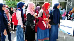 Sejumlah peserta mengantre untuk melakukan registrasi acara EMTEK Goes To Campus (EGTC) 2017 di Universitas Airlangga, Surabaya, Jatim, Rabu (13/9). EGTC Surabaya berlangsung 13 & 14 September 2017. (Liputan6.com/Helmi Afandi)