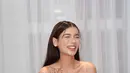 Dalam perayaan tersebut, Sabrina mengenakan gaun dengan motif bunga berwarna pastel yang lembut, dilengkapi dengan aksen renda pink. Gaun ini menonjolkan sisi feminin dan elegan dari Sabrina yang semakin terlihat memesona. (Liputan6.com/IG/@sabrinachairunnisa_)