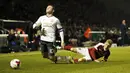 Wayne Rooney dihadang pemain Northampton Town, Alfie Potter  pada piala liga Inggris di Sixfields Stadium, (22/9/2016) dini hari WIB. (Action Images via Reuters/John Sibley)