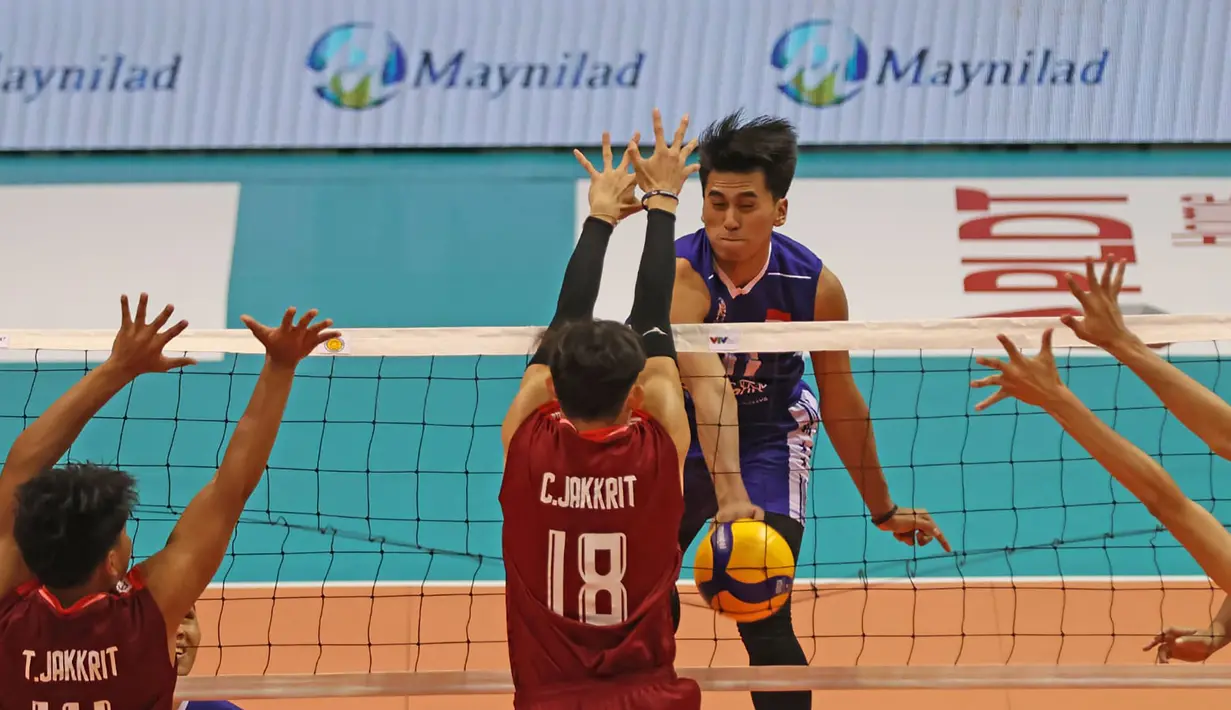 Pemain Timnas Bola Voli Putra Indonesia, Fahri Septian Putratama (depan) melepaskan spike yang jatuh ke daerah permainan seendiri pada laga terakhir putaran kedua SEA V League 2023 menghadapi Thailand di di Santa Rosa Sports Complex, Laguna, Filipina, Minggu (30/7/2023). Indonesia menang 3-2 (25-27, 20-25, 25-21, 25-21 dan 15-9) dan menjadi juara. (Phillippines National Volleyball Federation)
