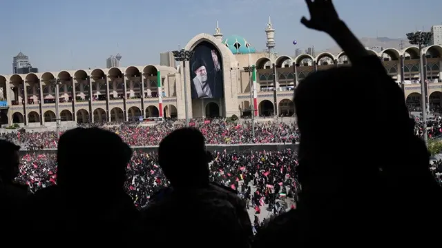 Warga menghadiri hari pertama rangkaian prosesi pemakaman mendiang mantan Pemimpin Tertinggi Iran Ayatullah Ali Khamenei beserta anggota keluarganya di Grand Mosalla, Teheran, Iran, Sabtu (4/7/2026).