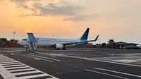 Sebuah pesawat menunggu pembersihan menyusul penutupan bandara Ahmad Yani ditambah satu jam. (foto : Liputan6.com / edhie prayitno ige)