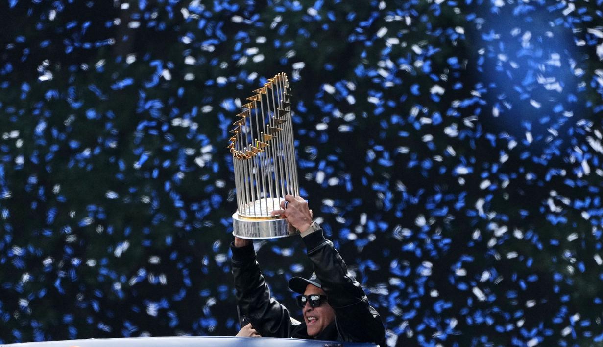 Manajer tim Los Angeles Dodgers, Dave Roberts mengangkat trofi 2025 World Series Championship saat parade kemenangan di kota Los Angeles, California, Senin (03/11/2025) waktu setempat. (AP Photo/Jae C. Hong)