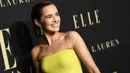 Aktris AS Zoey Deutch berpose saat tiba menghadiri penghargaan ELLE Women ke-26 di Hollywood di Beverly Hills, California (14/10/2019). Zoey Deutch tampil cantik mengenakan gaun berwarna kuning. (AFP Photo/Valerie Macon)