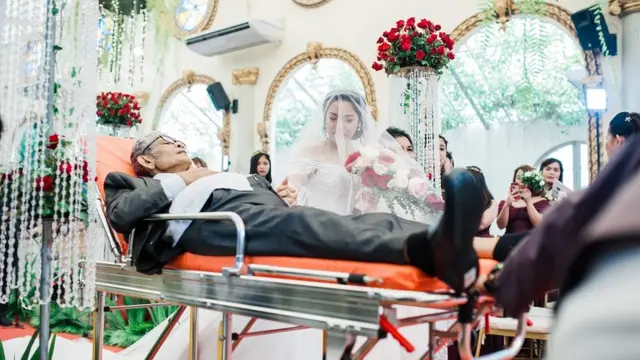 Sakit keras, Ayah Ini Nekat Gunakan Tandu Untuk Dampingi Putrinya Saat Hari Pernikahan