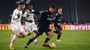 Striker Juventus, Paulo Dybala (kanan) menguasai bola dibayangi bek Sassuolo, Georgios Kyriakopoulos dalam laga lanjutan Liga Italia Serie A 2020/21 pekan ke-17 di Juventus Stadium, Minggu (10/1/2021). Juventus menang 3-1 atas Sassuolo. (AFP/Marco Bertorello)