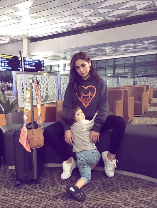 Dan kali ini, Jedar dan El kompak memakai busana bergaya kasual dan sporty. Jedar mengenakan celana hitam, hoodie dan sneakers putih. Sedangkan El tampil santai dengan kaus dan ripped jeansnya. (Instagram/inijedar)