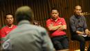 Kandidat caketum PSSI 2016-2010 menyimak pertanyaan panelis pada debat terbuka di Hall SCTV Tower, Jakarta, Selasa (4/10). Rencananya, pemilihan Ketua Umum PSSI akan dilaksanakan pada 17 Oktober mendatang. (Liputan6.com/Helmi Fithriansyah)