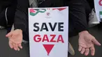 Seorang pengunjuk rasa berdoa dalam sebuah aksi unjuk rasa mendukung Palestina di Gaza, di luar Kedutaan Besar Amerika Serikat di Jakarta, Minggu, 6 Oktober 2024. (AP Photo/Dita Alangkara)