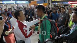 Lerby Eliandry dan Menpora Imam Nahrawi saat pemain Timnas Indonesia tiba di Bandara Soekarno-Hatta, Cengkareng. Timnas Indonesia tiba menggunakan maskapai Garuda Indonesia tepat pukul 18.30 WIB. (18/12/2016). (Bola.com/Nicklas Hanoatubun)