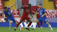 Gelandang Liverpool, Naby Keita, berebut bola dengan gelandang Chelsea, Jorginho, pada laga lanjutan Premier League pekan ke-37 di Stadion Anfield, Kamis (23/7/2020) dini hari WIB. Liverpool menang 5-3 atas Chelsea. (AFP/Phil Noble/pool)